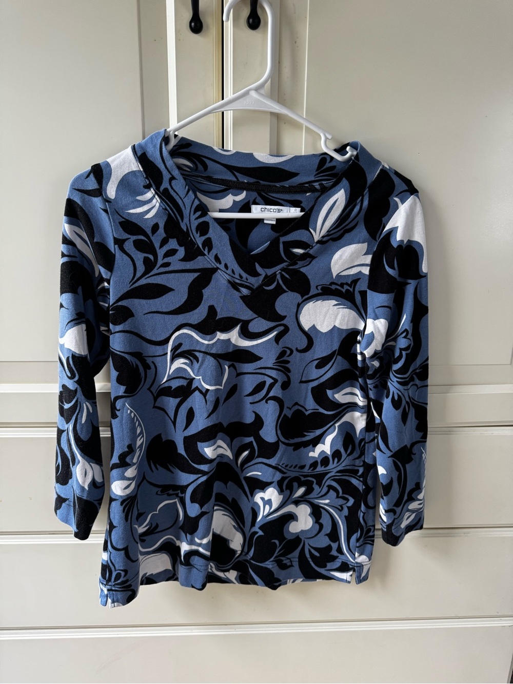 Chico's Blue Black White Floral-Print V-Neck Long Sleeve Top